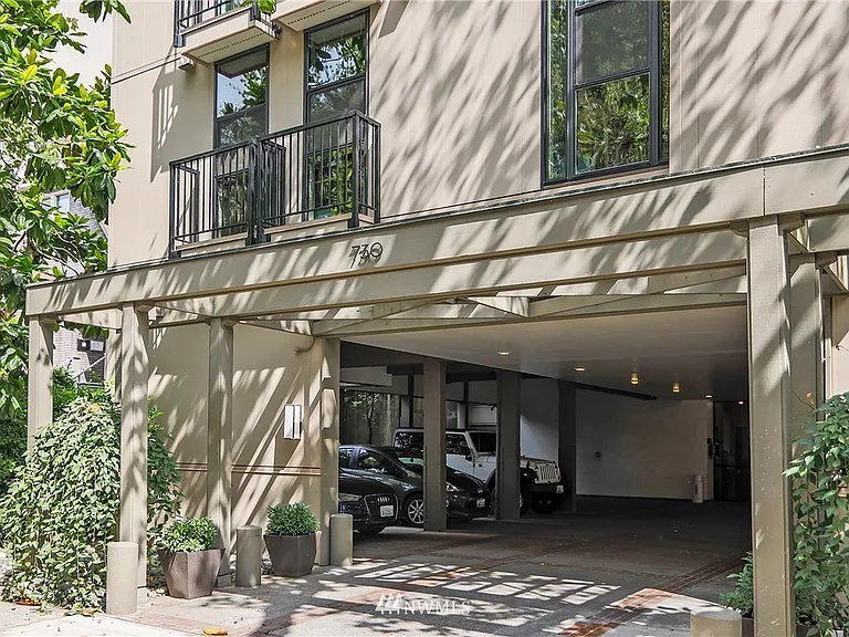 Bellevue Ave E — Photo 22