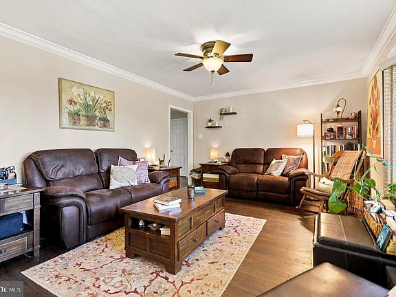 4th image of 233 Marilyn Rd