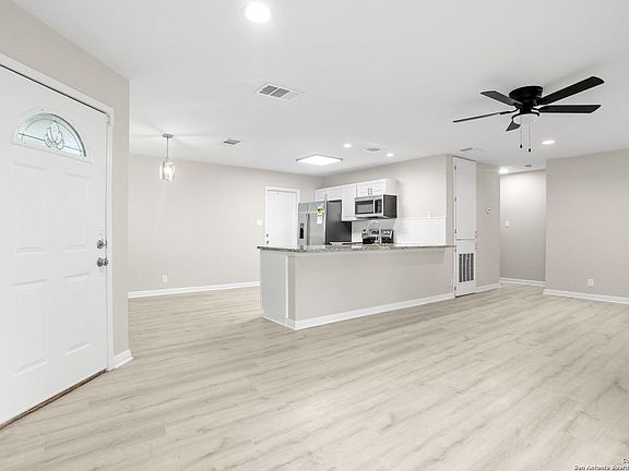 4th image of 4929 Champlain