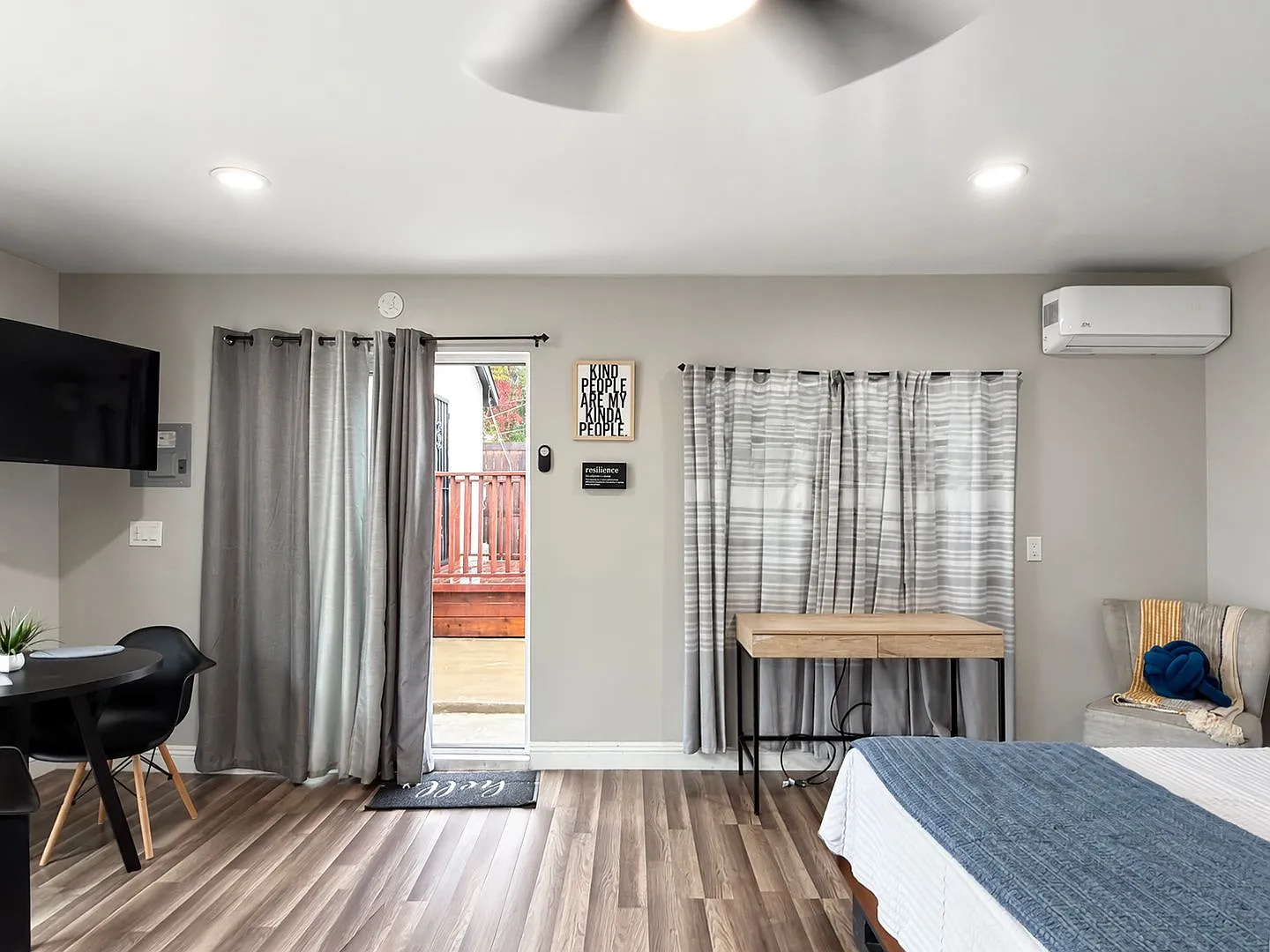 **1003 E Ridgewood Long Beach** single level back house Studio 1 bath !! 2 weeks free OAC !! — Photo 3