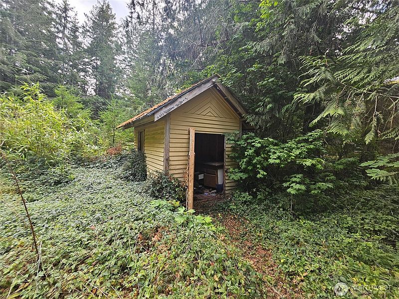 4th image of 960 Duckabush Road