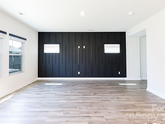 4th image of 527 Palmarosa St