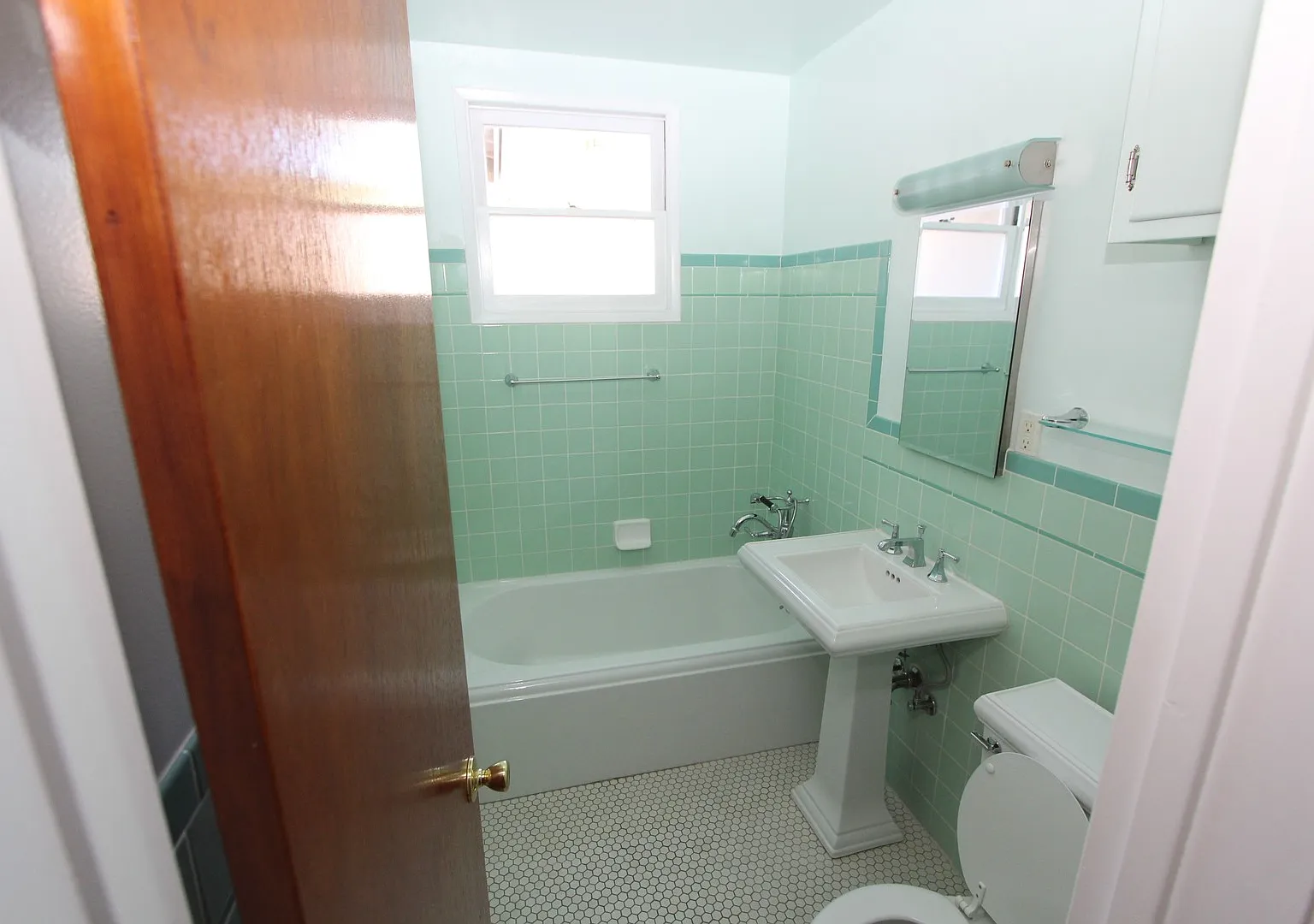 Beautiful 3 Bedroom Near UCR — Photo 4