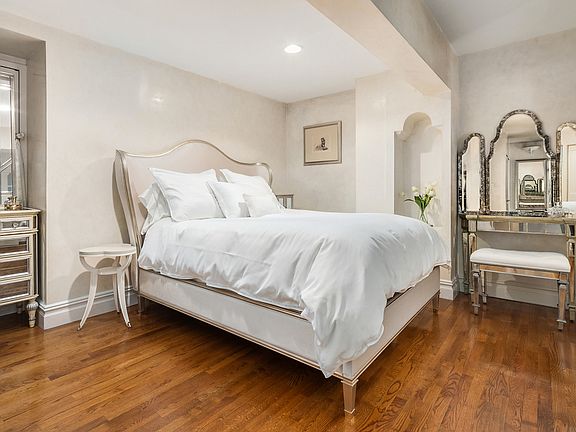 4th image of 205 E 16th St APT 4E