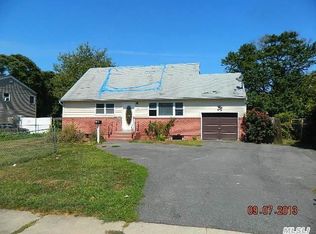 19 Yarnell St, Brentwood, NY 11717