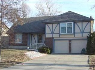 301 NE Oak Tree Ct, Lees Summit, MO 64086