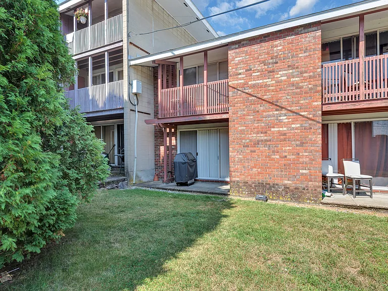 4 Essex Ln — Photo 2