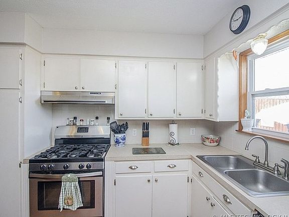 3rd image of 224 Edwards Ln