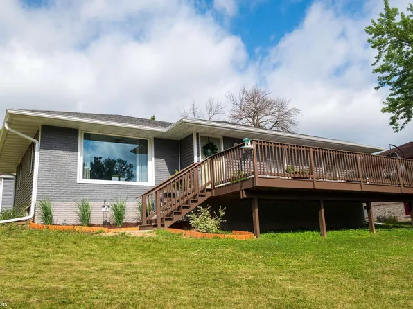 1813 Edgebrook Dr, Marshalltown, IA 50158