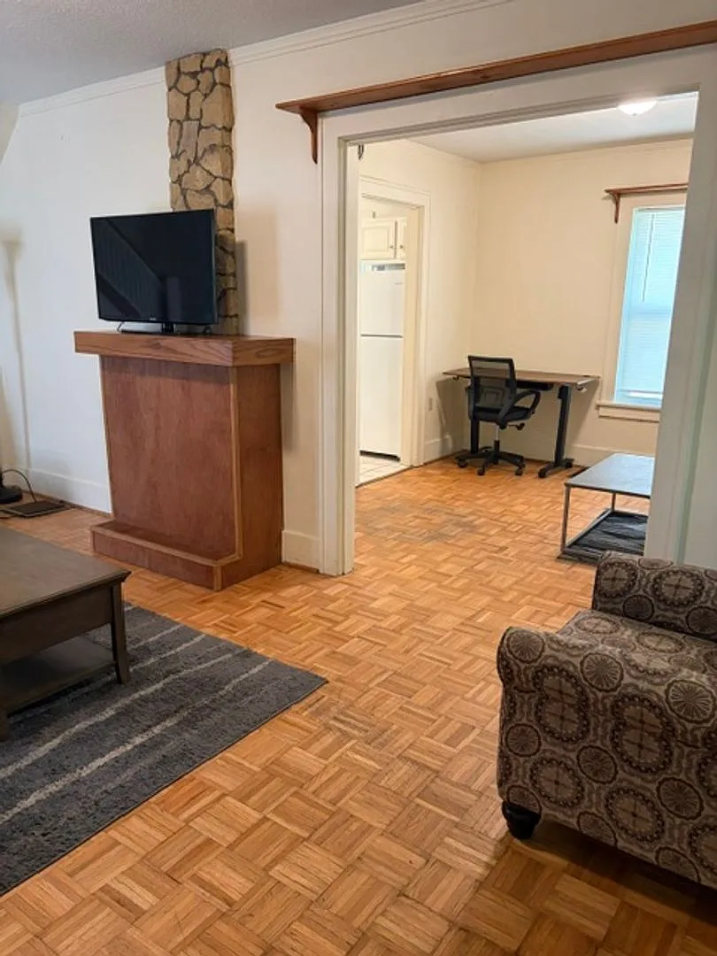 4 Bedroom, 2 Bathroom House — Photo 3