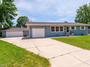 401 Sunset Ct NE, Stewartville, MN 55976