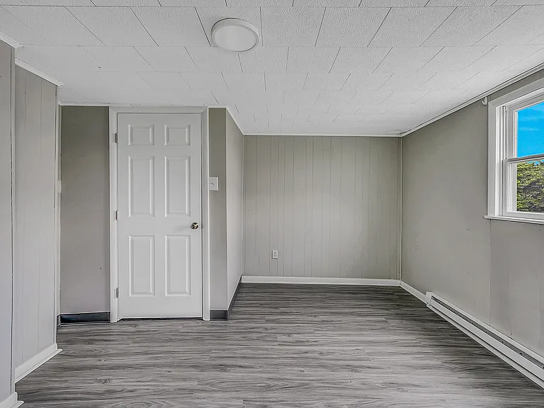 401 McLean St — Photo 11