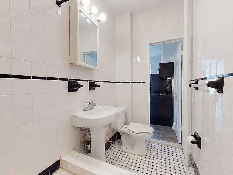 31 W 8th St #7 — Photo 3