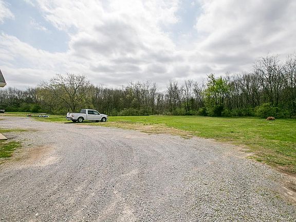4th image of 1426 Bradyville Pike