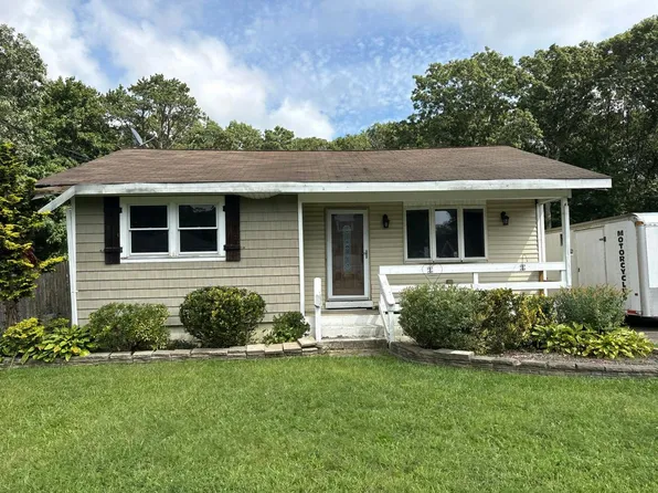 55 Lambert Ave, Mastic, NY 11950