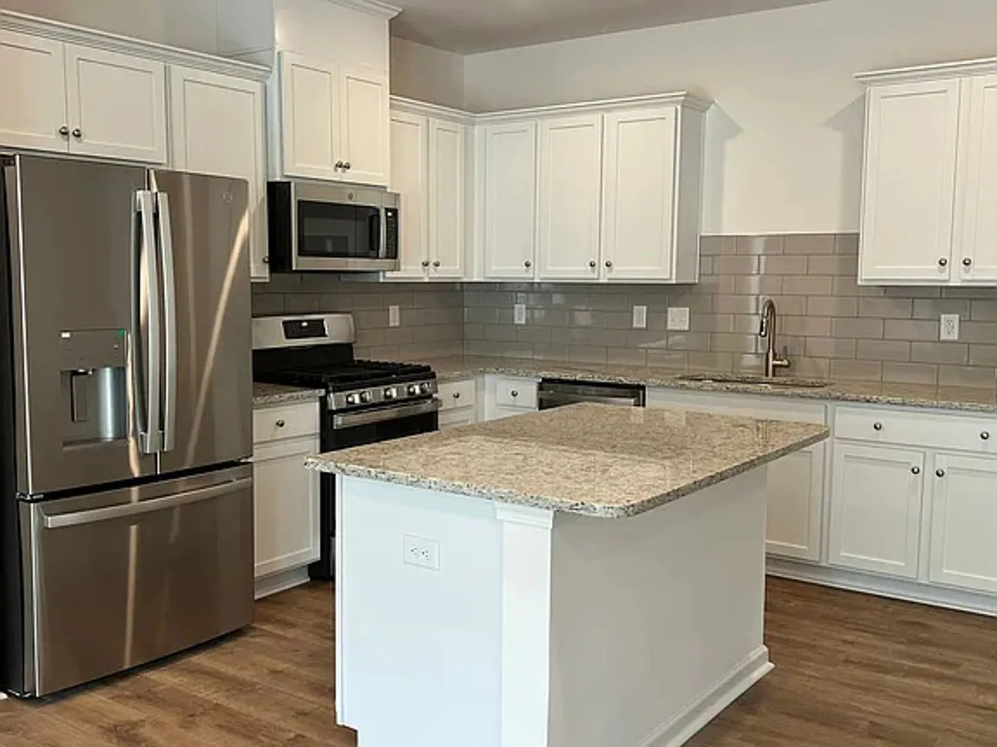 Charming 3BR Townhome in Monroe — Photo 2