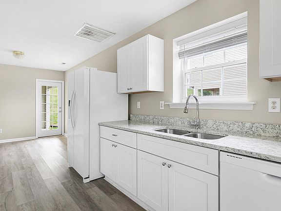 5th image of 101 Bermuda Green Dr