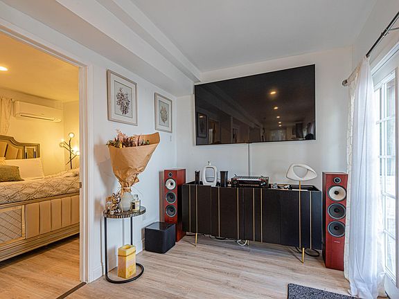 4th image of 1040 N Crescent Heights Blvd #B