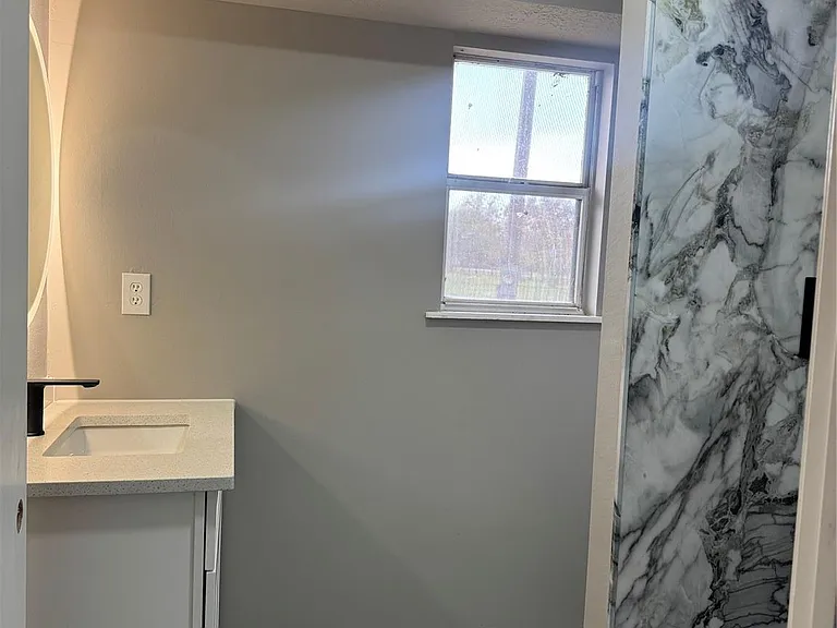 8118 S Hamilton Rd — Photo 5
