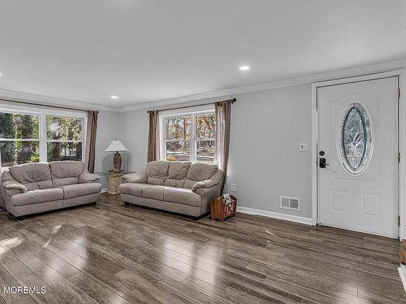 3rd image of 927 Indian Hill Road