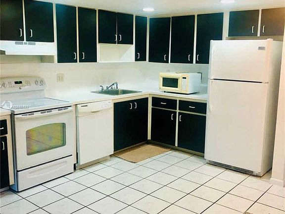 4th image of 597 N University Dr #29
