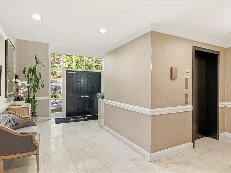 24307 Plantation Dr NE — Photo 2