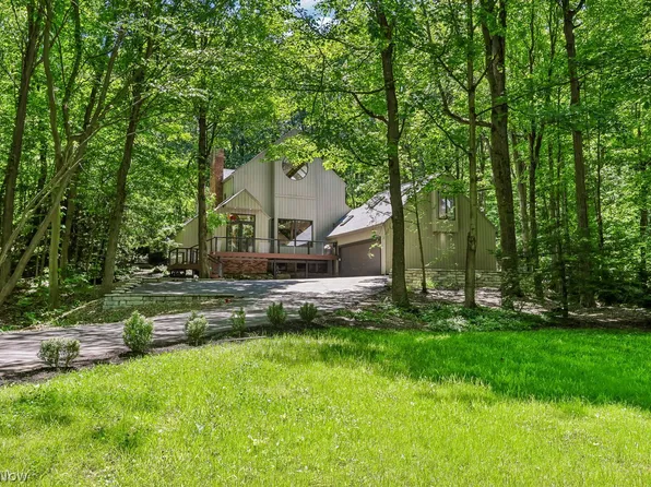 8395 Lucerne Dr, Chagrin Falls, OH 44023