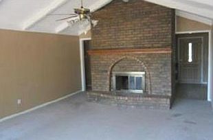 3rd image of 421 NE Stonewall Dr