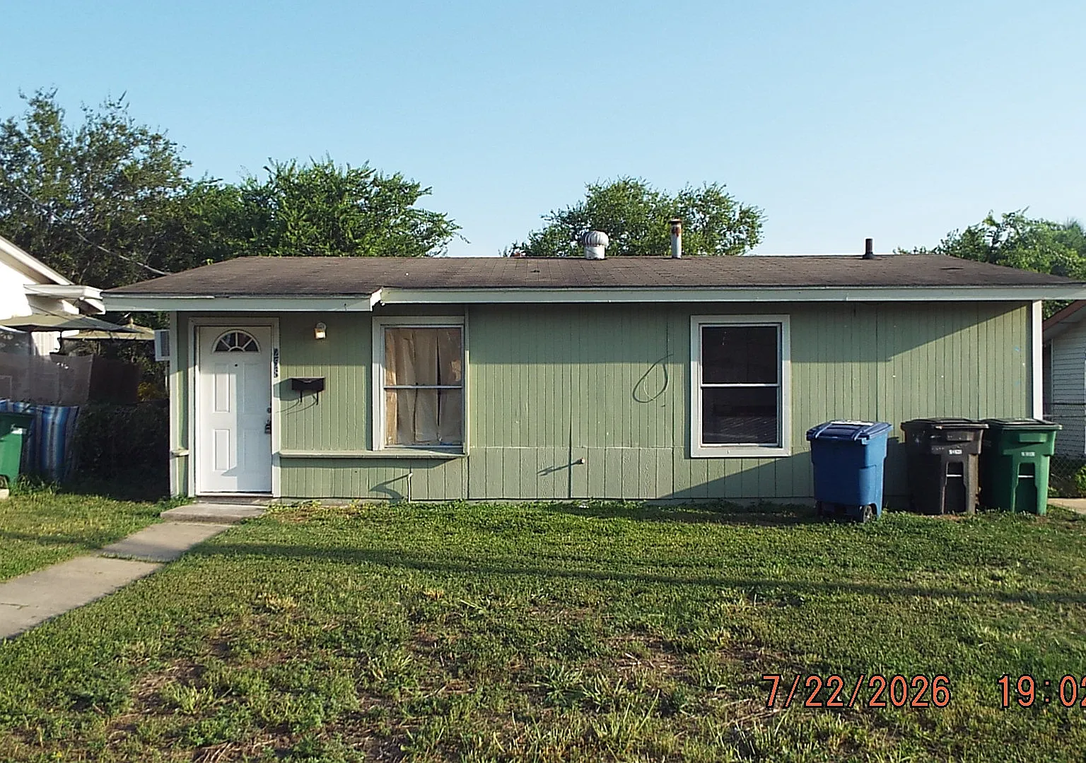 3 bed, 864 sqft, $1,495 — Photo 1