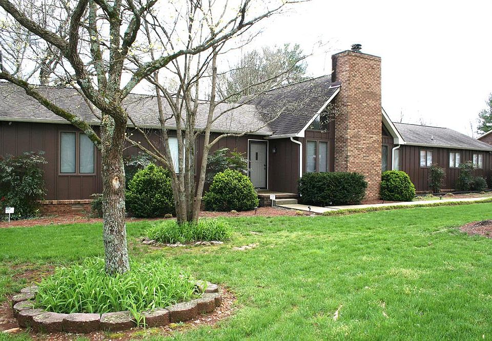 1st image of 709 Oakwood Cir