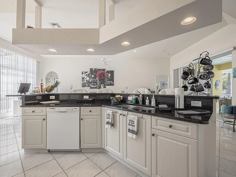 4412 SW 26th Ave — Photo 9