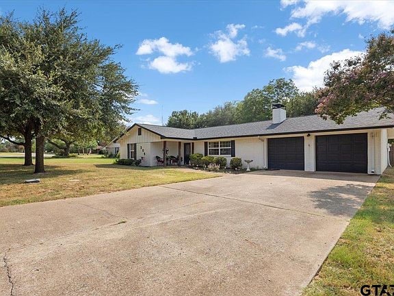 3rd image of 304 Hideaway Ln