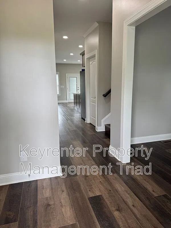 3 bed, 2.5 bath, 2200 sqft, $1,975 — Photo 4