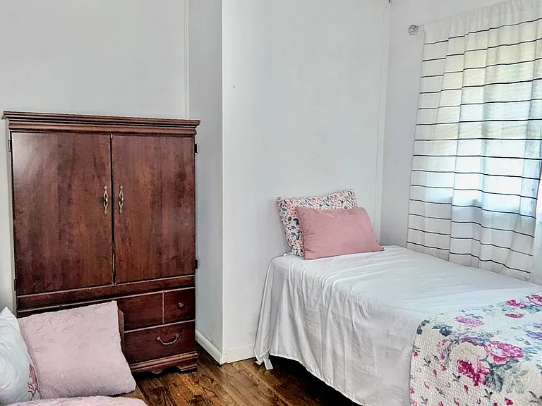 211 W 22nd St — Photo 16