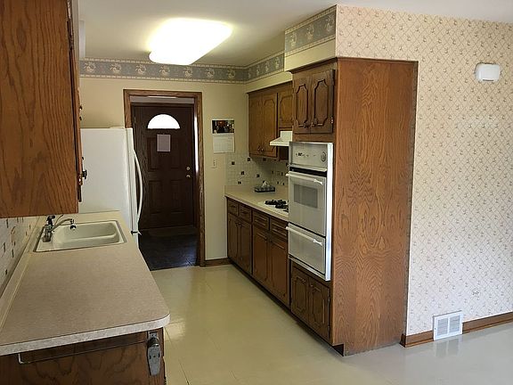 2nd image of 8700 Oakhill Ct