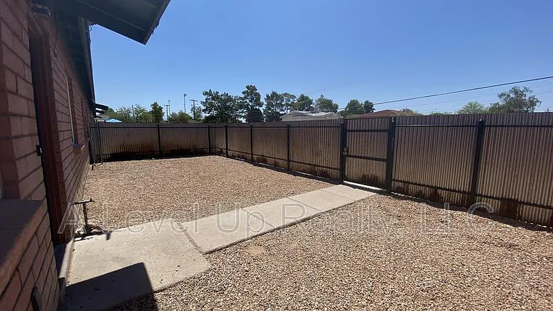 3 bed, 2.0 bath, 1100 sqft, $1,300 — Photo 3