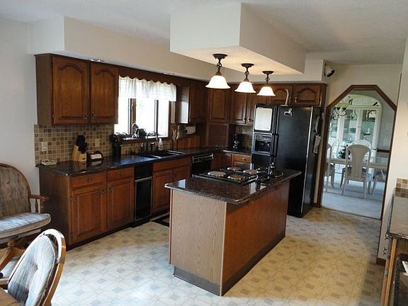 Kitchen w/Granite