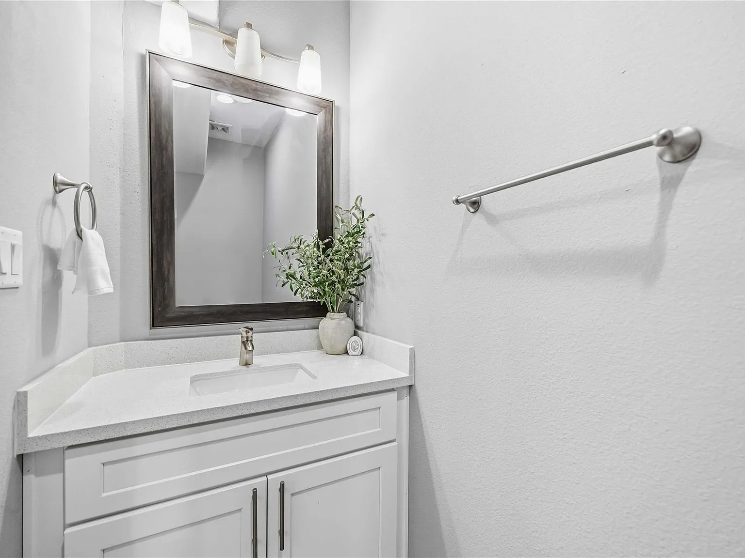 2 bed, 2.5 bath, 2724 sqft, $2,350 — Photo 4