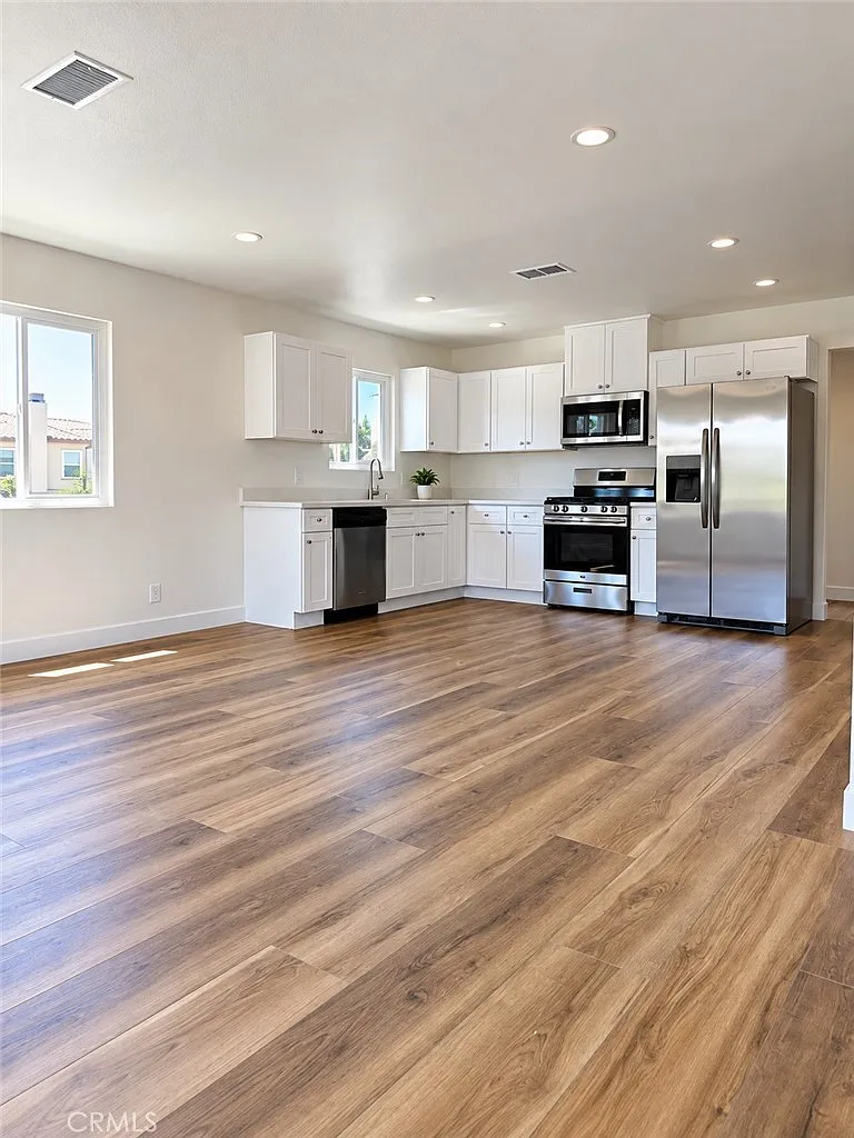 3 bed, 1150 sqft, $4,000 — Photo 2