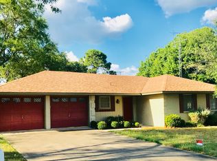 617 Ridgemont Ln, Gonzales, TX 78629