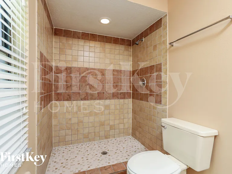 988 Glenview Cir — Photo 8
