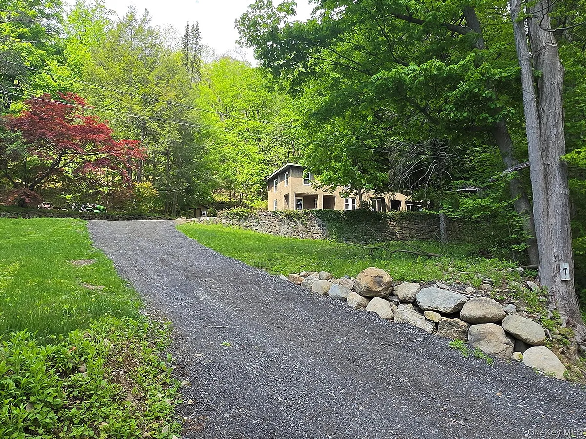 Building Photo - 7 Stone Ridge Rd