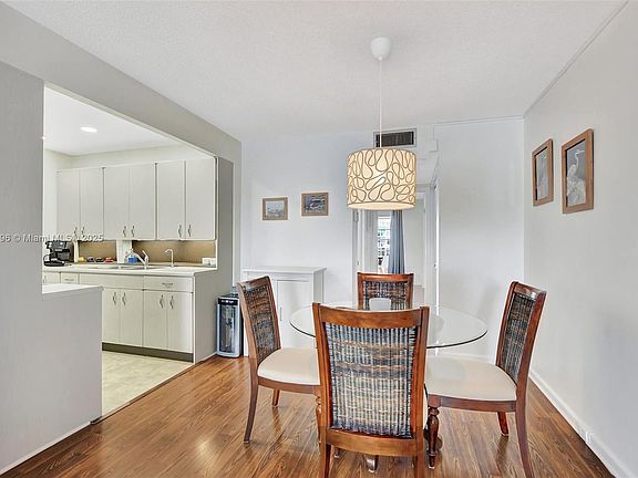 5th image of 3034 Harwood Dr #D