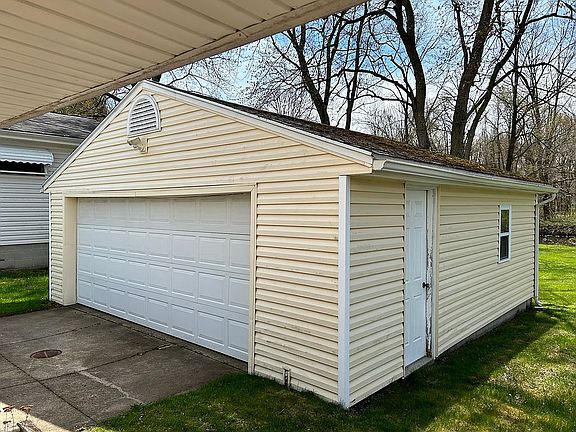2 1/2 car garage with opener