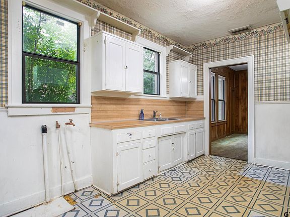 5th image of 424 W Houston St