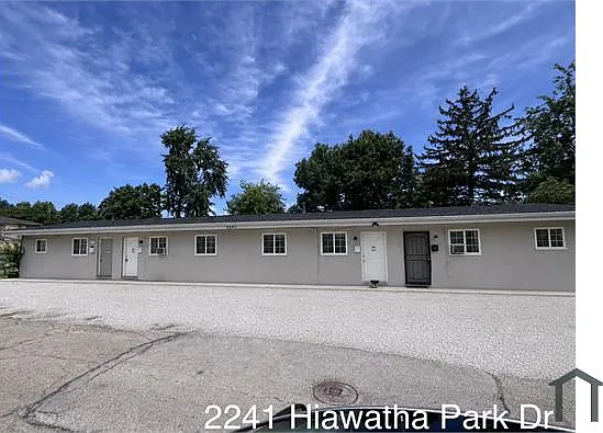 2241 Hiawatha Park Dr #B — Photo 2