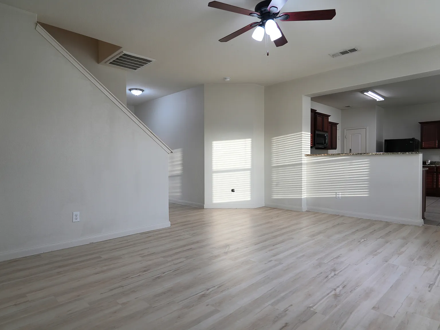 3 bed, 2.5 bath, 2050 sqft, $1,875 — Photo 3