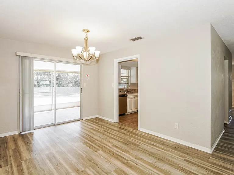 989 E Normandy Blvd — Photo 7