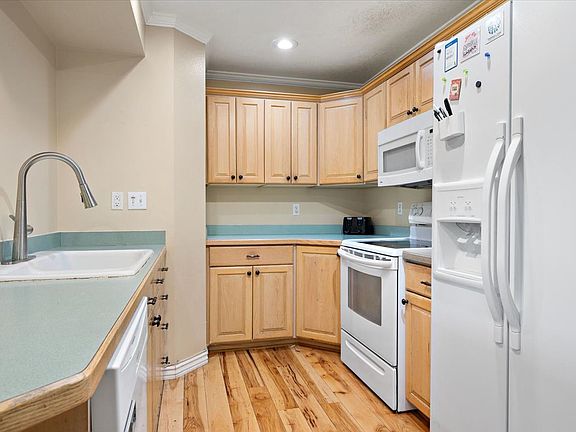 4th image of 1541 N Riverside Ave #18
