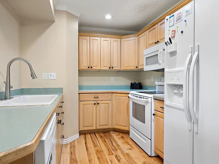 1541 N Riverside Ave #18 — Photo 4